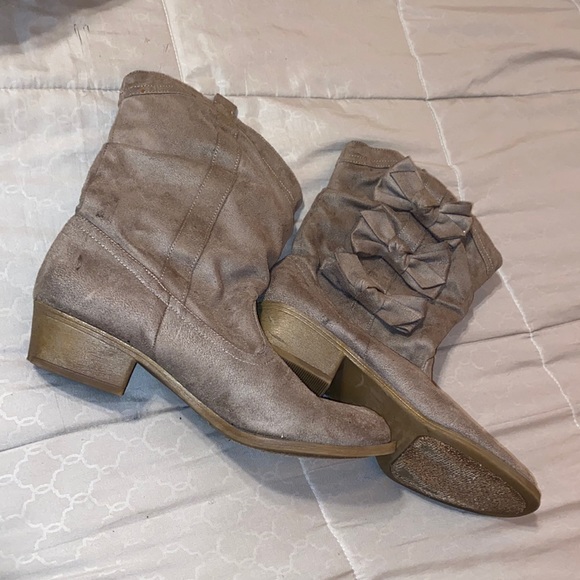 Boots 🤍 - Picture 1 of 5